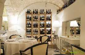 Dettaglio scaffale vino Bina ristorante di Puglia Locorotondo Bari