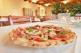 Pizza crudo grana pendolini rucola Ristorante La Lanterna Loreto 